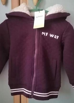 Кофта с утепленным капюшоном.