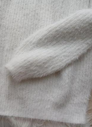 Білий пуловер пухнастий теплий з v-подібним мереживним вирізом4 фото