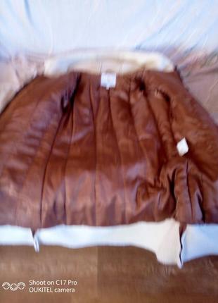 Женская куртка-дубленка искусственная коричневая с капюшоном4 фото