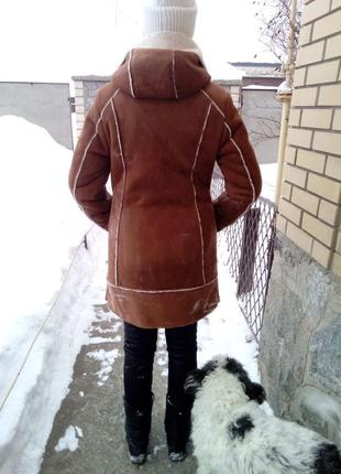 Женская куртка-дубленка искусственная коричневая с капюшоном8 фото