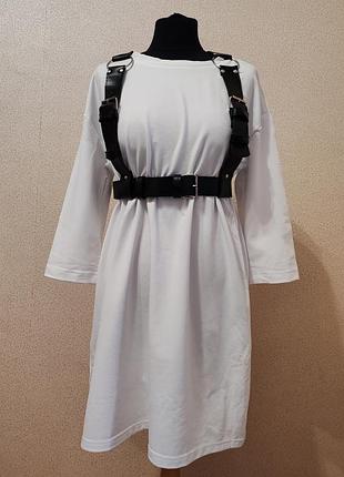 Свободное платье с портупеей