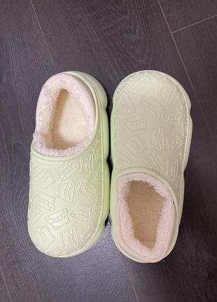 Утепленные резиновые тапочки в стиле crocs