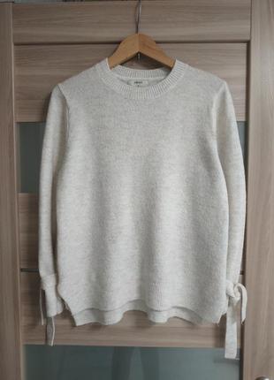 Стильний светр з зав'язками на рукавах