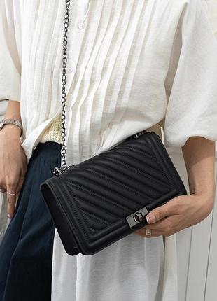 Жіноча стильна сумка через плече на ремені чорного кольору