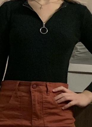 Чорна кофтинка з блискавкою та кільцем