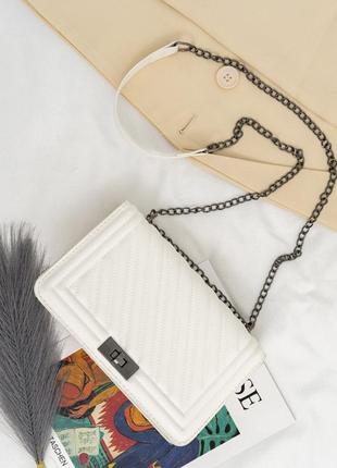 Женская стильная сумка через плечо на ремне белого цвета3 фото