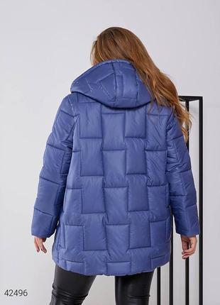 Женская зимняя стеганая куртка с капюшоном синего цвета. модель 424965 фото