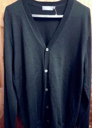 Классный мужской шерстяной облегчённый джемпер.