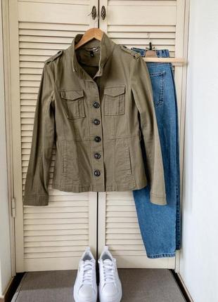 Куртка з накладними кишенями в стилі мілітарі1 фото