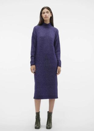 Длинное трикотажное, вязаное платье-миди в синем цвете от датского бренда vero moda