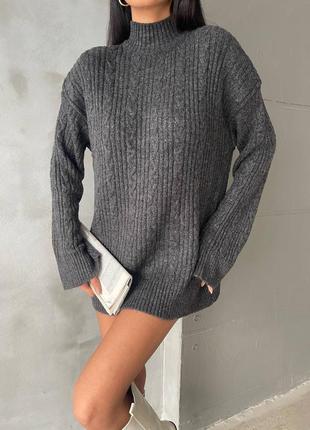 Сірий вʼязаний светр туніка
