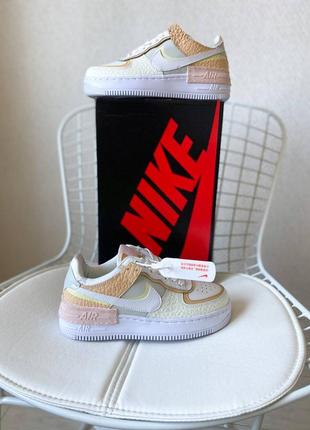 Жіночі кросівки nike air force 1 shadow grey white beige білого з бежевим та сірим кольорів