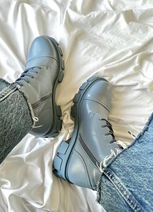 Стильные женские массивные ботинки с кармашками boyfriend boots blue серо-голубые10 фото