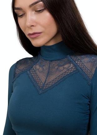 Женская зеленая водолазка с кружевом