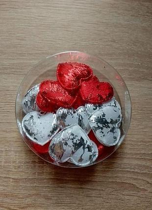 Текстильные маленькие сердечки красные и белые
