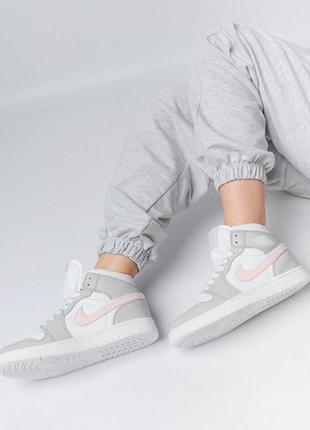 Жіночі кросівки nike air jordan 1 retro / найк джордан / демісезонні / весняні, літні, осінні / взуття / шкіра / білі, чорні, сірі, рожеві, червоні