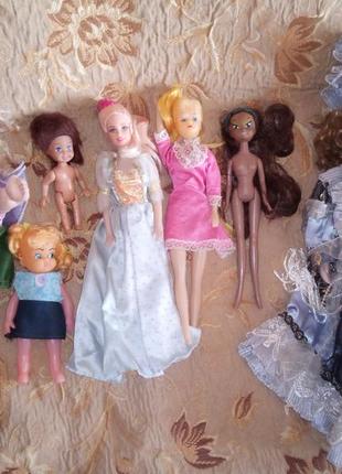 Ляльки барбі і лялька під реставрацію