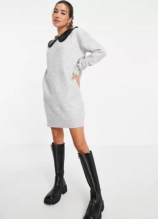 Теплое зимнее теплое вязаное платье туника оверсайз серое с воротантком с трендовым экокожи2 фото