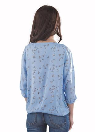 Женская легкая блузка голубая с принтом2 фото