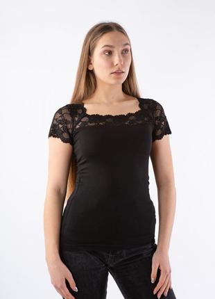 Женская черная футболка с кружевом