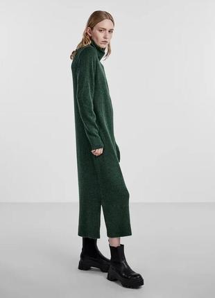 Вязаное платье миди в зеленом цвете от датского бренда pieces2 фото