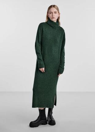 Вязаное платье миди в зеленом цвете от датского бренда pieces