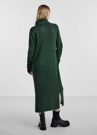 Вязаное платье миди в зеленом цвете от датского бренда pieces3 фото