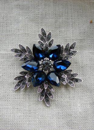 Шикарна блискуча брошка у вигляді квітки сніжинки зимова синя брошка синя квітка5 фото