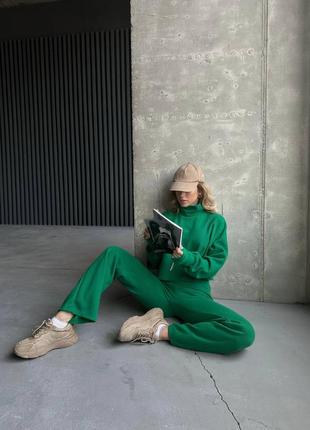 Женский теплый зеленый брючный костюм: укороченная кофта и широкие брюки трубы2 фото