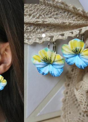 Жовто-блакитні сережки ручної роботи з квітами братки (фіалки)2 фото