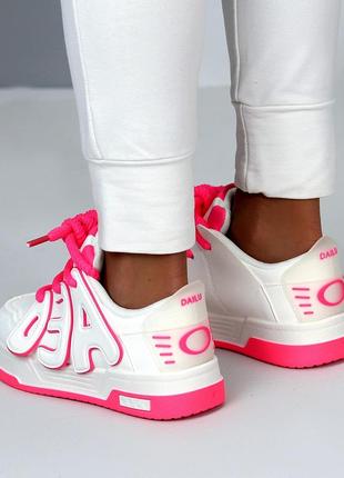 Спортивные женские кроссовки неоновые в белом цвете с розовым, кеды для девушек, молоди перфорация2 фото