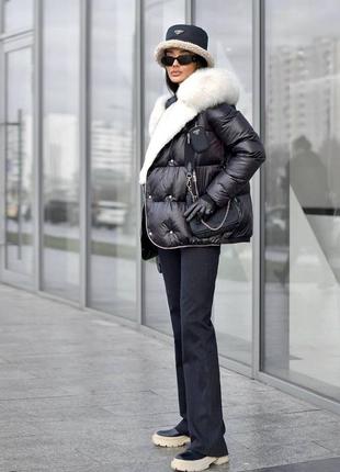 Теплая зимняя куртка с капюшоном и меховым воротником укороченная короткая курточка шуба с мехом автоледи черная белая5 фото