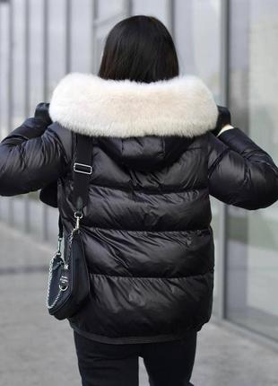 Теплая зимняя куртка с капюшоном и меховым воротником укороченная короткая курточка шуба с мехом автоледи черная белая3 фото