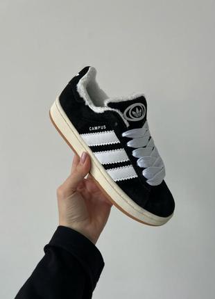 Женские кроссовки черные с белым в стиле adidas campus black white winter fur - с мехом белым