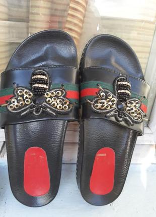 Шльопанці під gucci