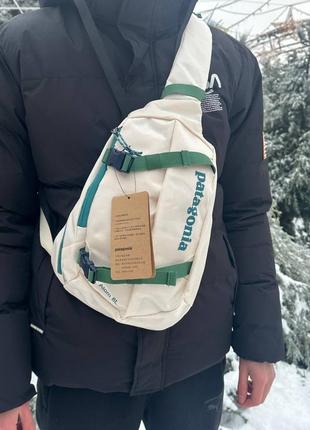 Patagonia sling bag 8l бежева/сіра, вмістка та стильна сумка патагонія, гірська сумка, сумка в гори, месенджер бананка