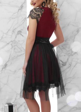Приталенное бордовое платье с фатиновой юбкой и короткими ажурными рукавами4 фото