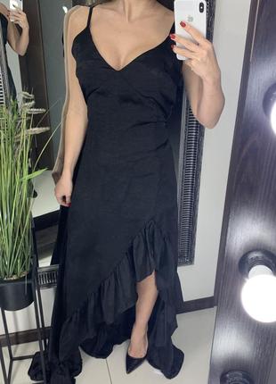 Вечернее сатиновое длинное черное платья с рюшами декольте на тонких бретельках9 фото