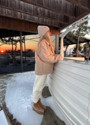 Шубка женская зимняя оверсайз тепла на пуговицах качественная стильная трендовая белая бежевая барашка каракуль7 фото