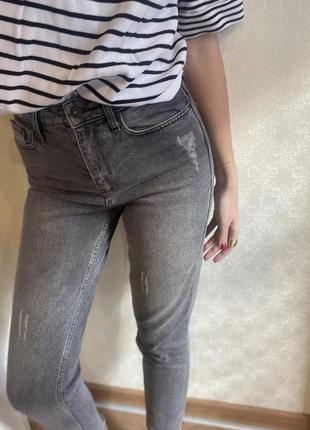 Стильные джинсы мом на высокой посадке7 фото