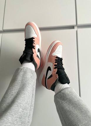 Женские кроссовки nike air jordan 1 retro white pink black белого с розовым и черным цветов