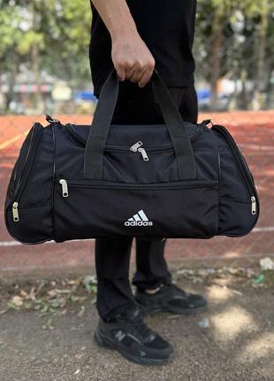 Невелика спортивна чорна сумка adidas