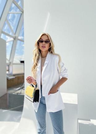 Женский элегантный белый яркий пиджак в деловом стиле