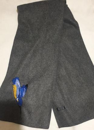 Мягкий теплый серый шарф с сине-желтым орнаментом в виде птички💙💛4 фото