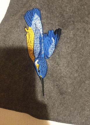 Мягкий теплый серый шарф с сине-желтым орнаментом в виде птички💙💛2 фото