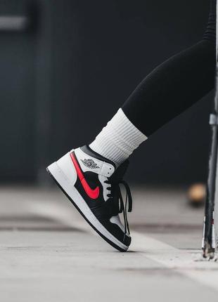 Жіночі кросівки nike air jordan 1 retro white black red білого з чорним та червоним кольорів4 фото