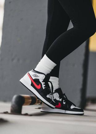 Женские кроссовки nike air jordan 1 retro white black red белого с черным и красным цветами2 фото