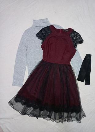 Приталенное бордовое платье с фатиновой юбкой и короткими ажурными рукавами6 фото