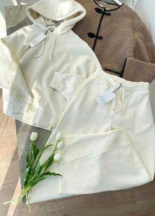 Молочный теплый костюм zara с капюшоном