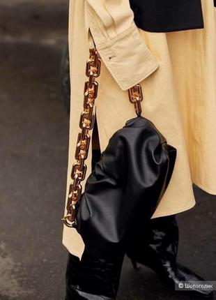 Стильная сумка с тяжелой цепкой в стиле bottega